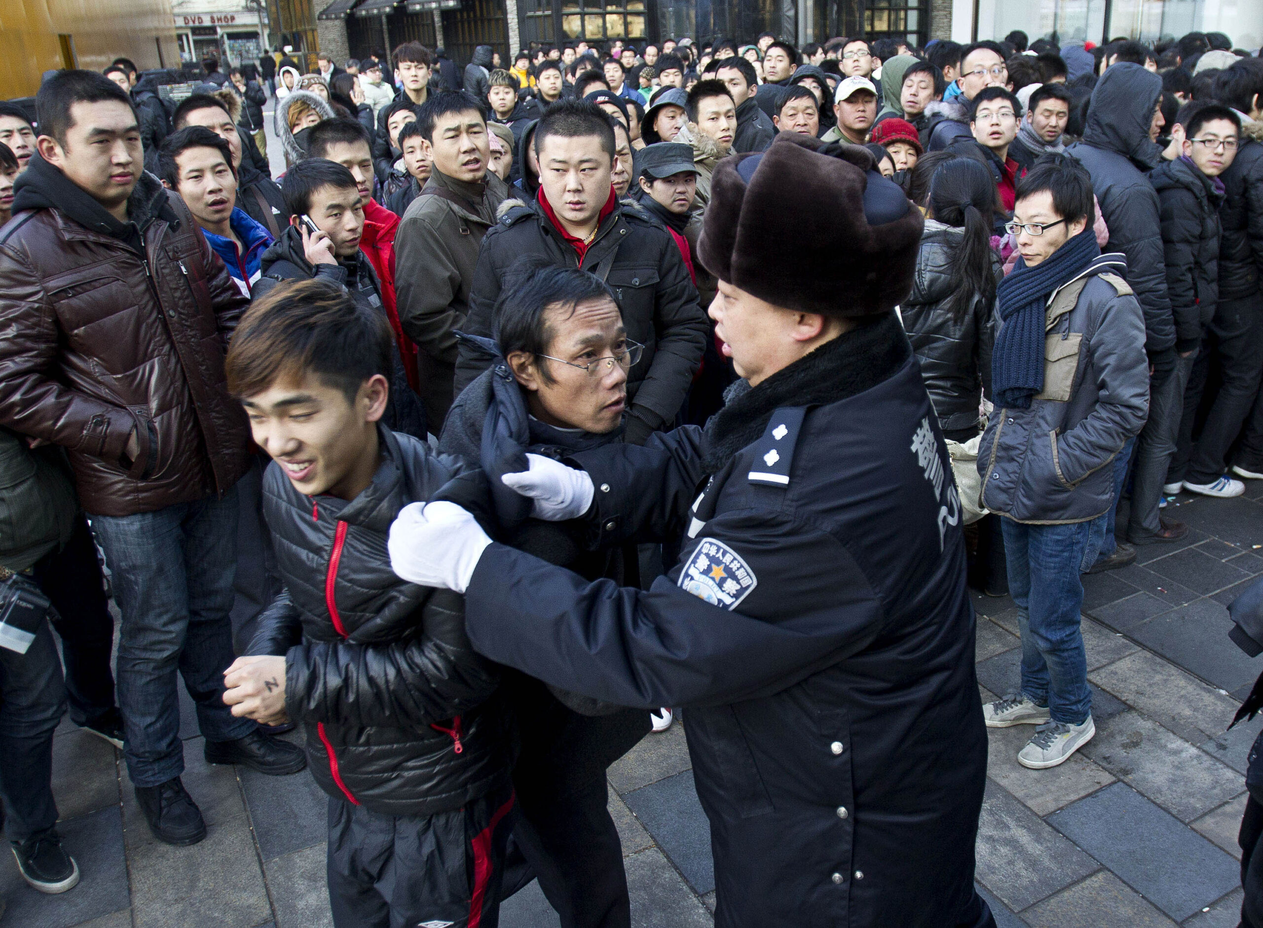 China suspends sale of iPhone 4S after clashes