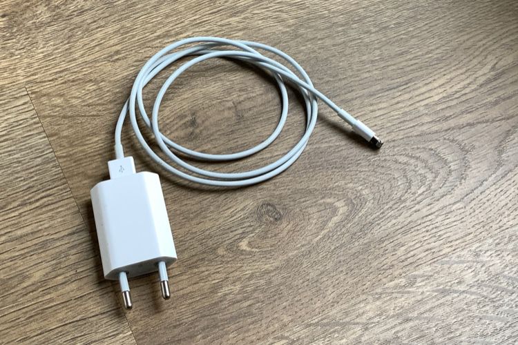 European Parliament calls for strengthening of universal charger with Apple in sight