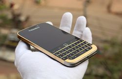 BlackBerry Classic Gold 1