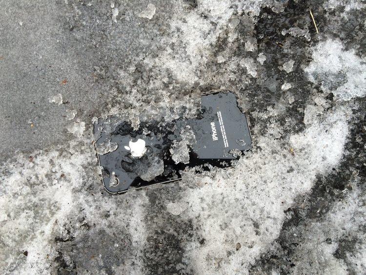 iphone 4s neige glace - Insolite : un iPhone 4S survit à 5 jours sous la glace