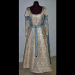 Vestidos medievales: 7 estilos fascinantes para 2025 4 vestidos medievales