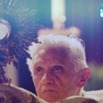 San Juan Pablo II: 7 razones para amar la Eucaristía 4 frases de santos sobre la eucaristía